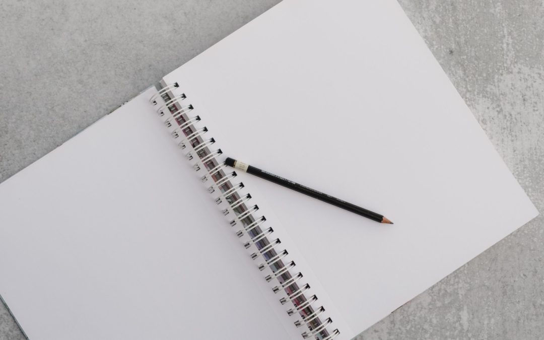 Caderno em branco e lápis